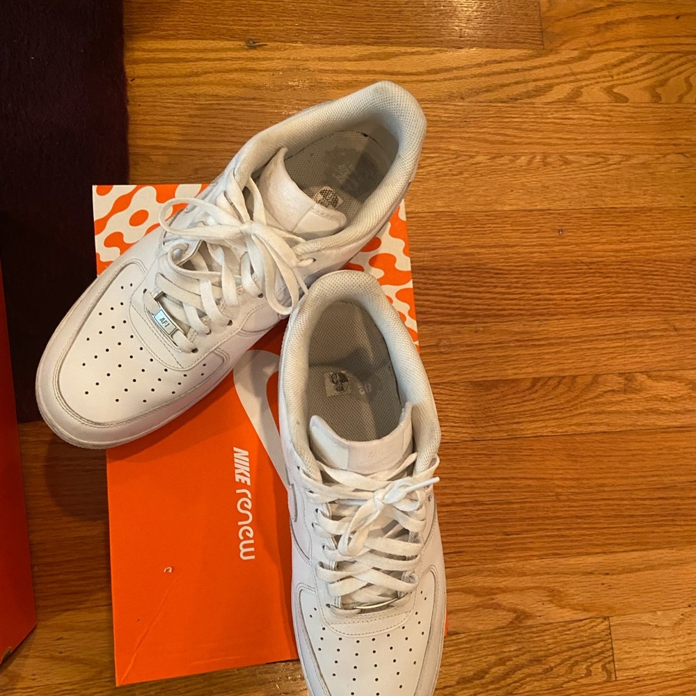 Nice pair of men Air Force ones. Good condition!